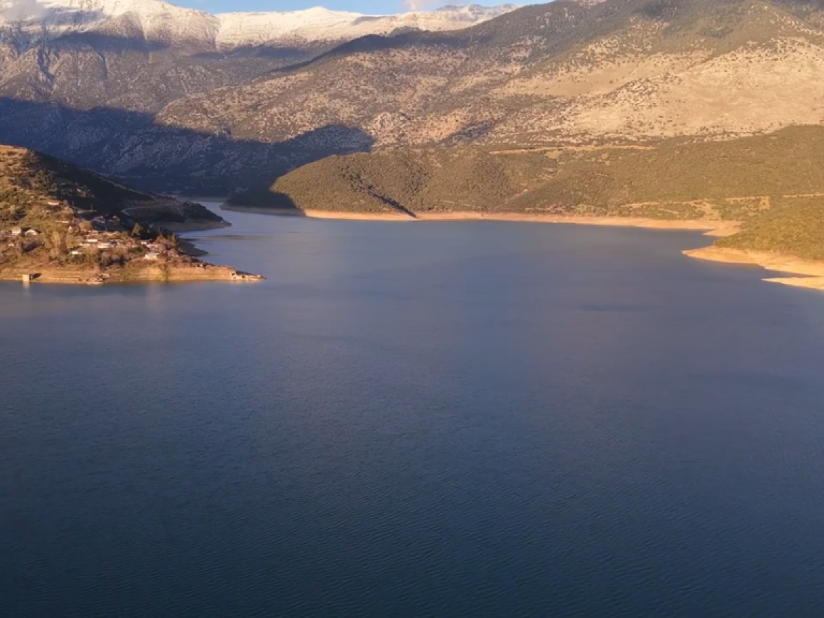 Εντυπωσιακή «ανάσα» για τον Μόρνο: Τριπλασιάστηκαν τα αποθέματα νερού, βυθίστηκε ξανά το χωριό Κάλλιο