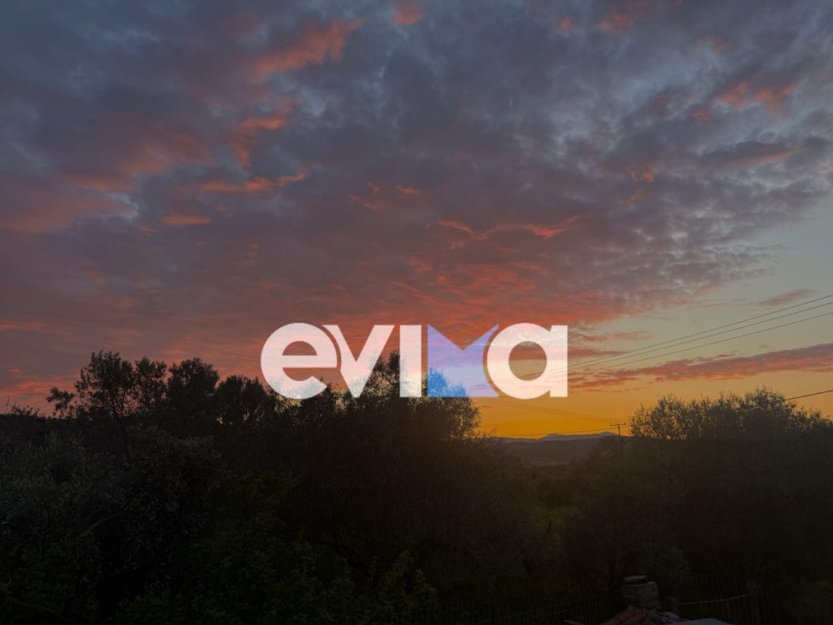 Εντυπωσιακό σούρουπο στην Εύβοια με φόντο ροζ και πορτοκαλί αποχρώσεις