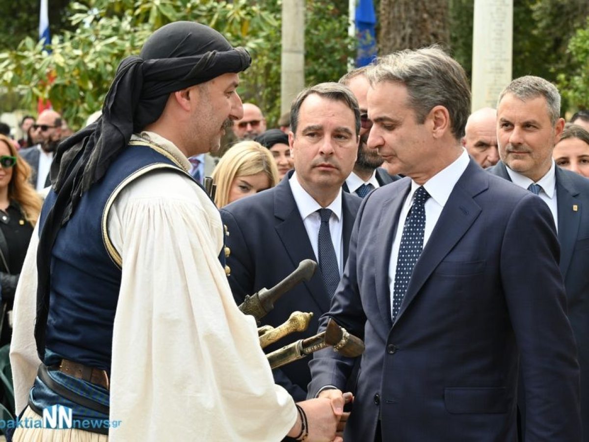 Εντυπωσιασμένος ο κ. Μητσοτάκης από τα άρματα του κ. Μαυρομμάτη στο Μεσολόγγι.Βίντεο