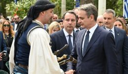 entiposiasmenos-o-k.-mitsotakis-apo