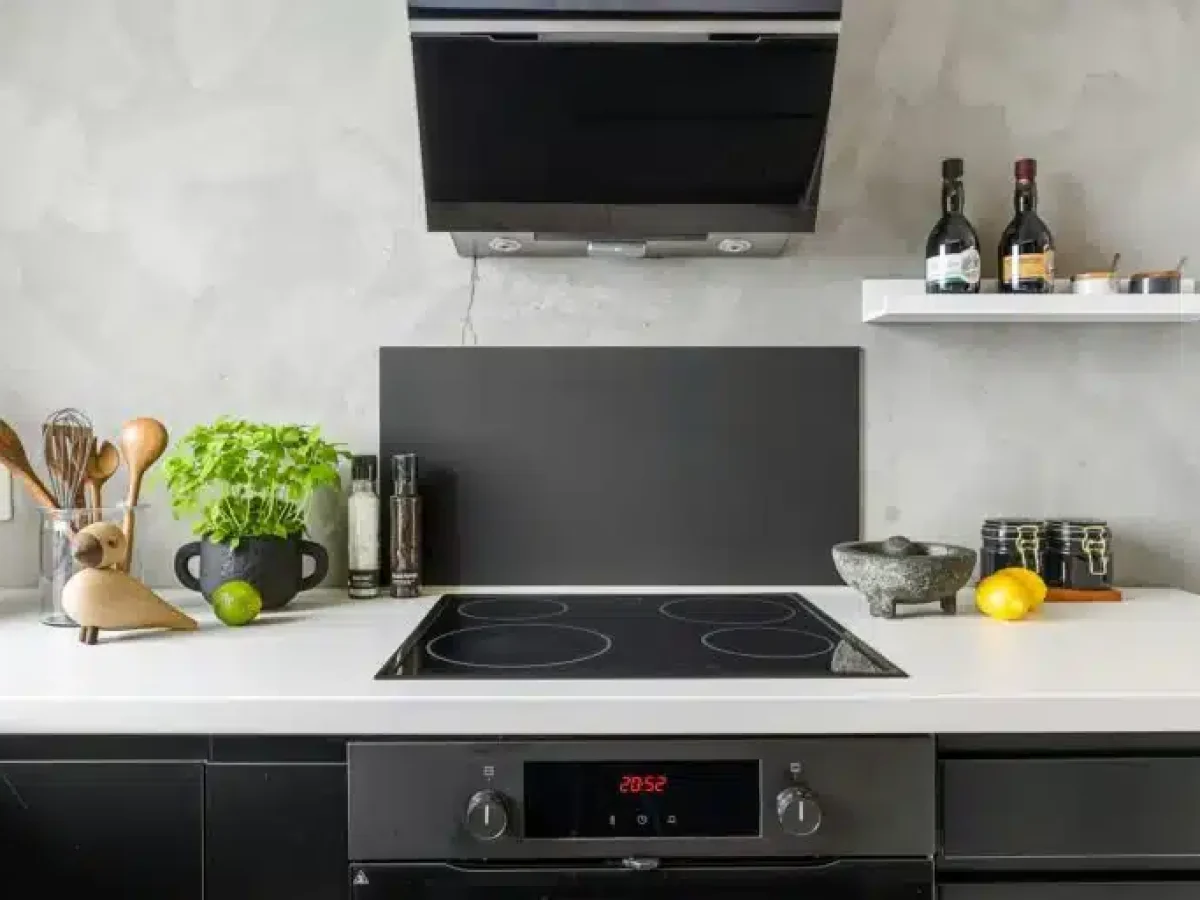 Επαγωγική εστία: Ο σωστός τρόπος καθαρισμού για να αποφύγετε τις φθορές, σύμφωνα με ειδικούς