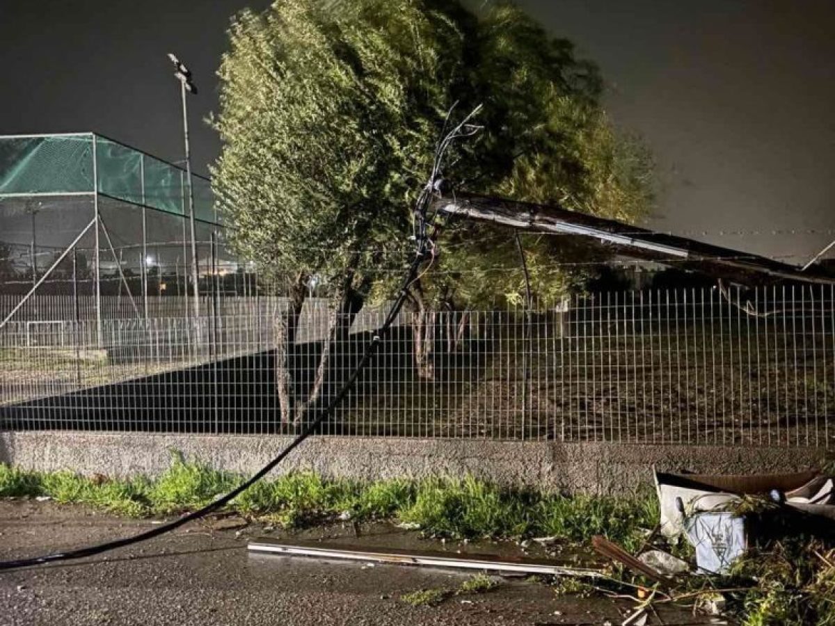 Έπεσε κολώνα της ΔΕΗ στο γήπεδο της Λάρδου – Μεγάλη προσοχή