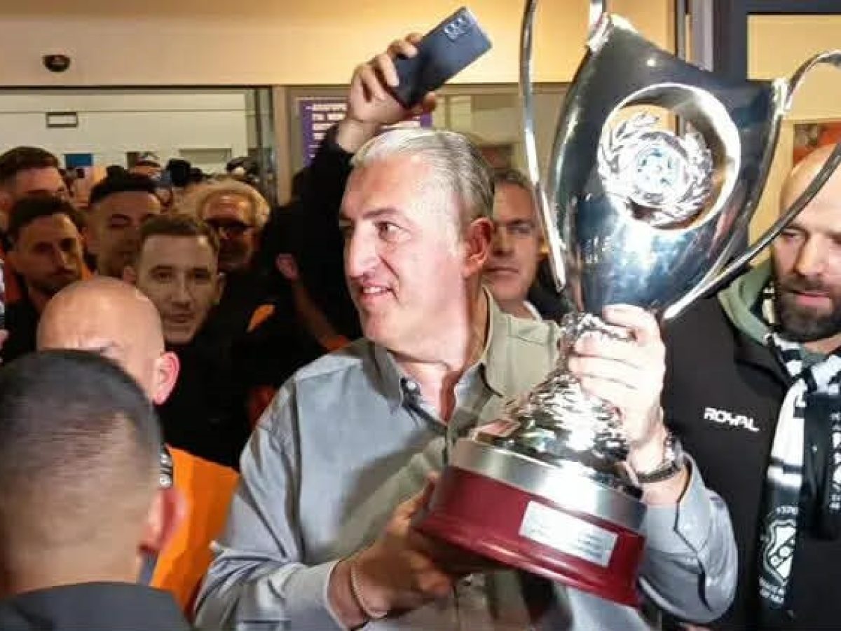 Επέστρεψαν στο Ηράκλειο με το Κύπελλο οι θριαμβευτές του ΟΦΗ – Έγινε η νύχτα μέρα στο αεροδρόμιο