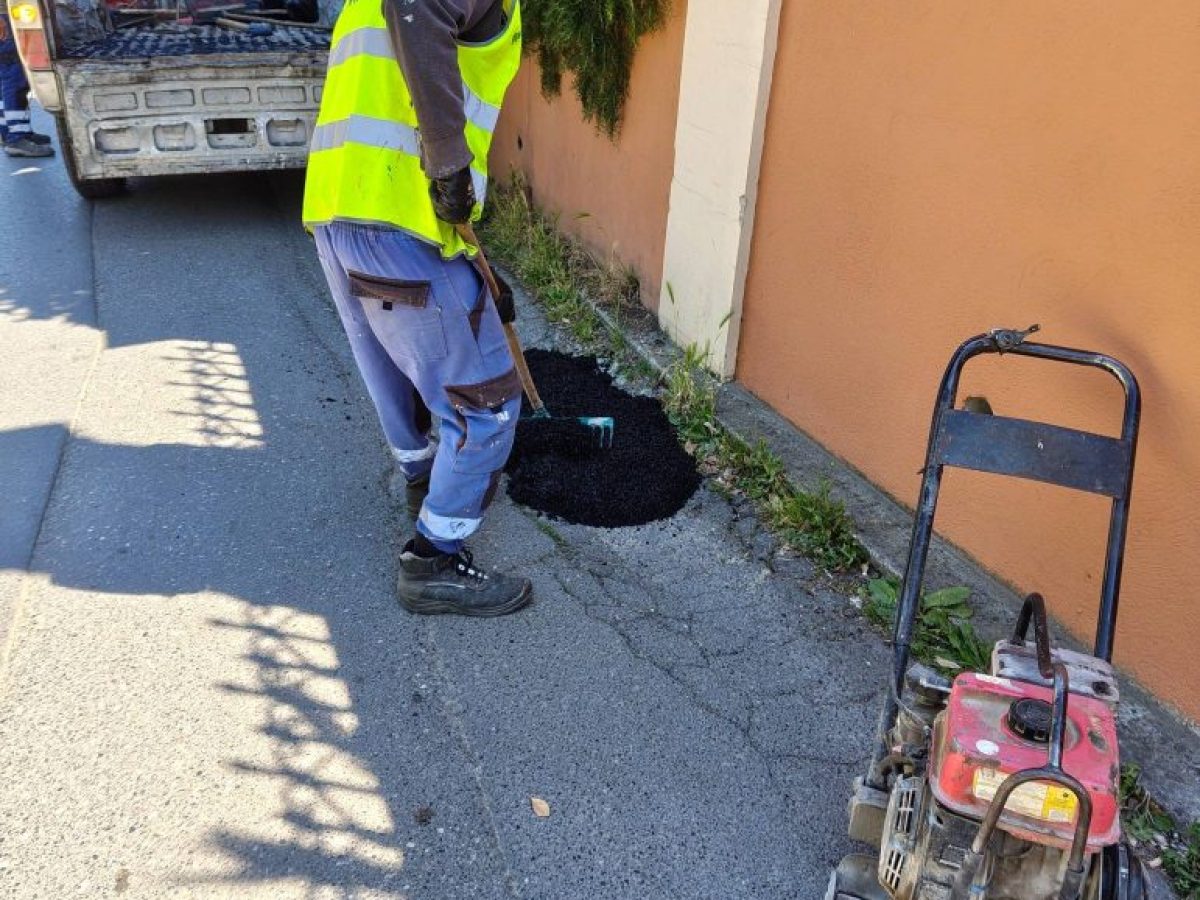 Επούλωση λακκουβών στην Αλεπού από το Τοπικό Συμβούλιο και την Υπηρεσία Καθημερινότητας