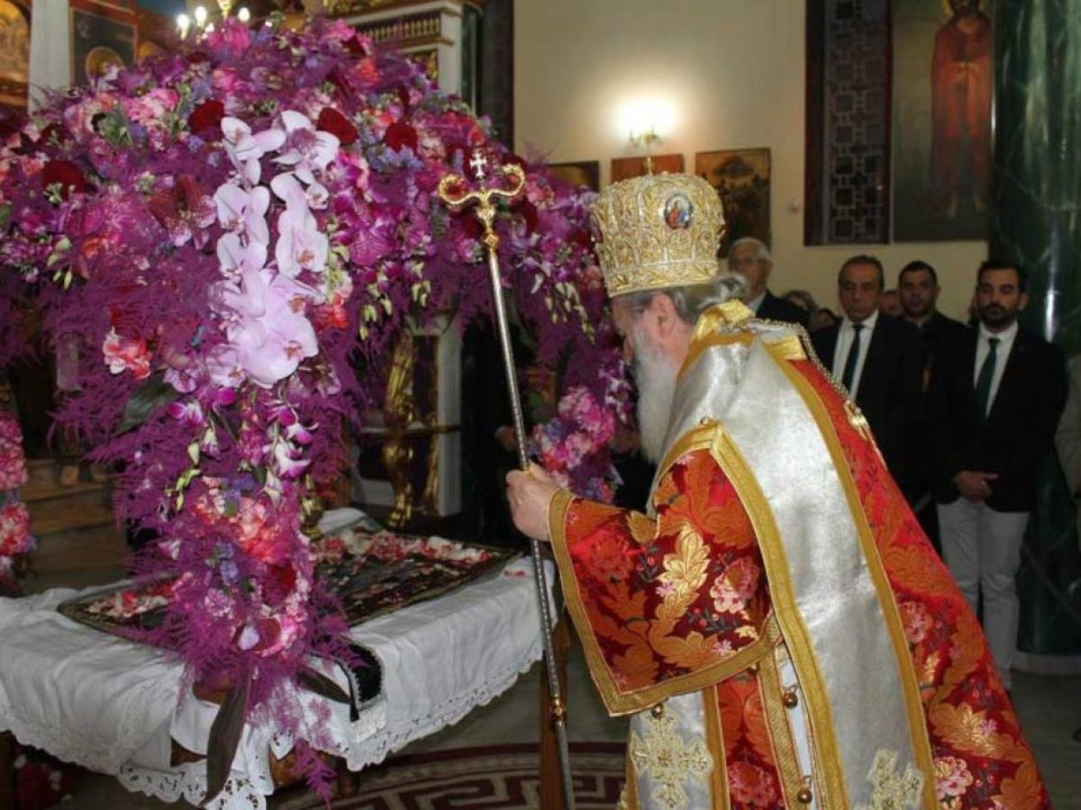 «Έρραναν τον τάφον αι Μυροφόροι μύρα λίαν πρωί ελθούσαι…», μέσα σε κατανυκτική ατμόσφαιρα ακούστηκαν τα Εγκώμια και πραγματοποιήθηκε η περιφορά των Επιταφίων του Αργοστολίου
