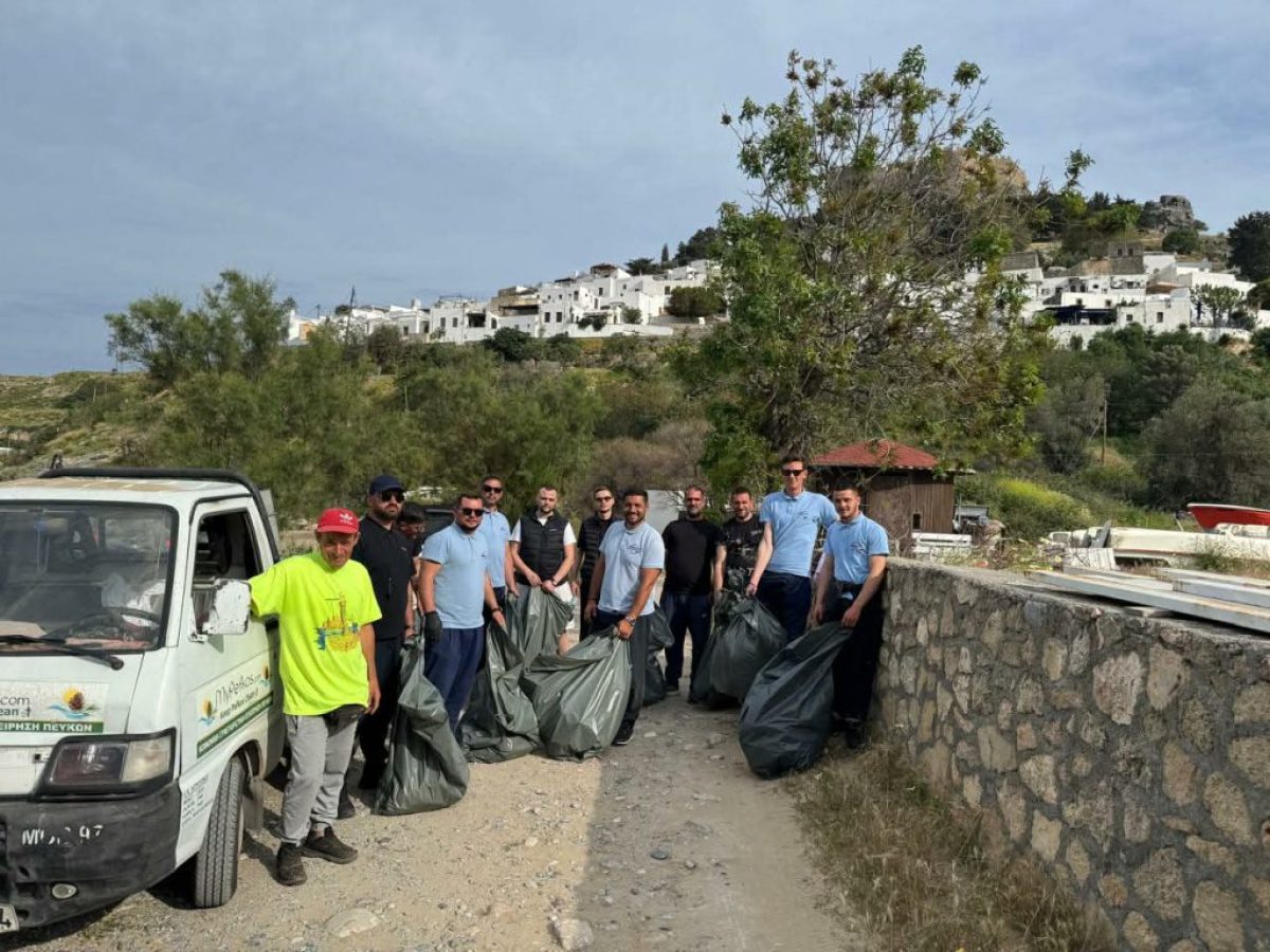 Εθελοντική δράση καθαρισμού παραλίας στη Λίνδο Ρόδου με ισχυρό μήνυμα προσφοράς