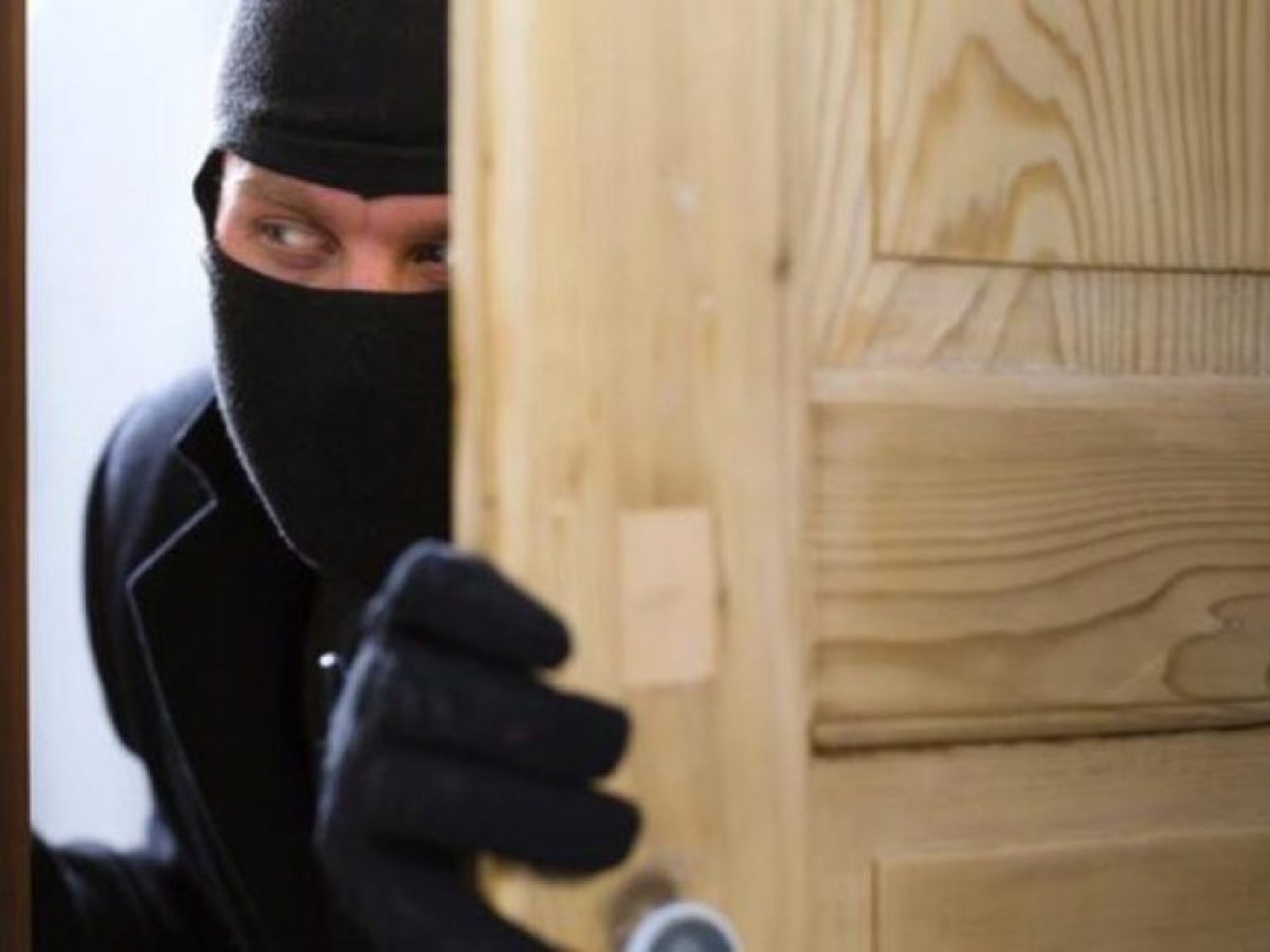 Εβλεπε από το ματάκι κλέφτη να προσπαθεί να ανοίξει το διαμέρισμά του – Κινητοποίηση για τη σύλληψη διαρρήκτη