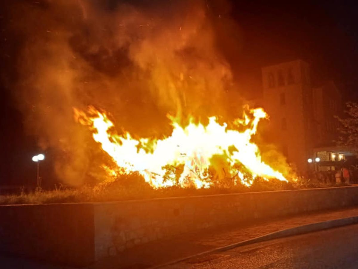 Εύβοια: Έκαψαν και φέτος τον Ιούδα σε κεντρική πλατεία του Αλμυροπόταμου