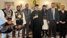 farmakis-ke-mavrommatis-sinantisan-ton