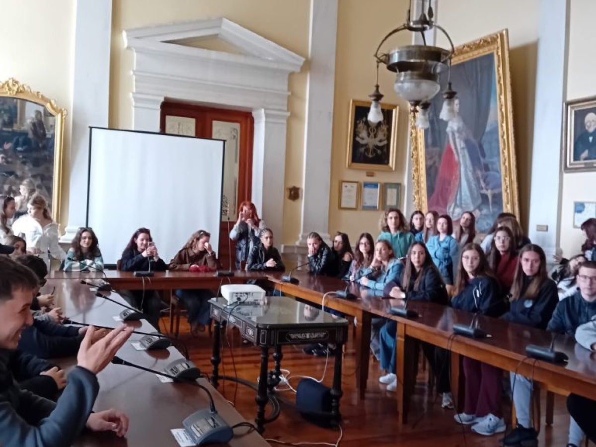 «Φιλαναγνωσία και φωτογραφία “ταξιδεύουν”: Το 6ο ΓΕΛ Λάρισας σε Τήνο και Σύρο»