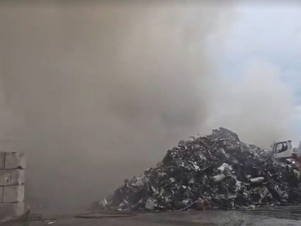 Φωτιά έξω από εταιρεία ανακύκλωσης στην παλιά ΕΟ Θεσσαλονίκης-Κιλκίς