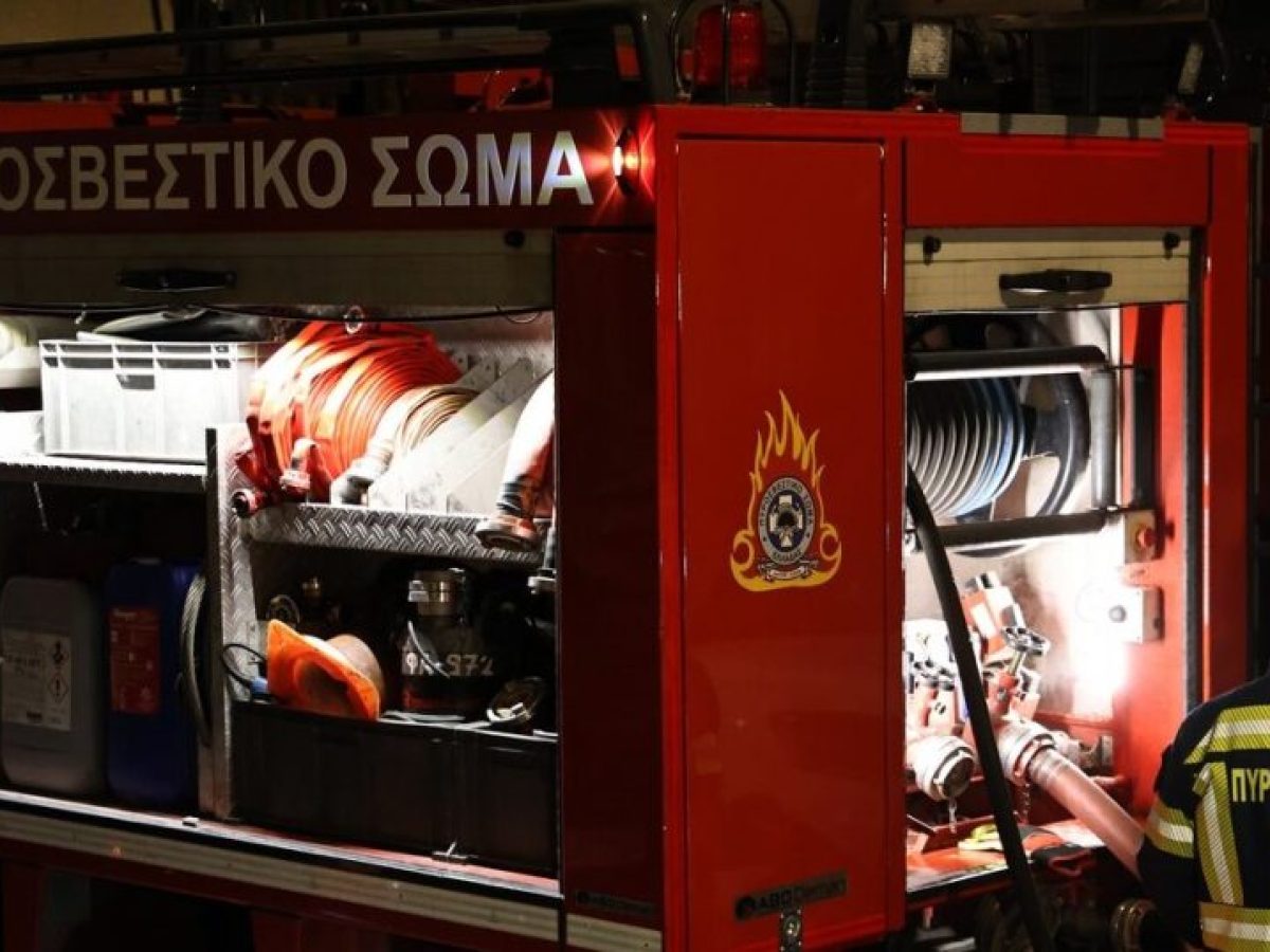 Φωτιά σε μηχανή στο κέντρο της Θεσσαλονίκης