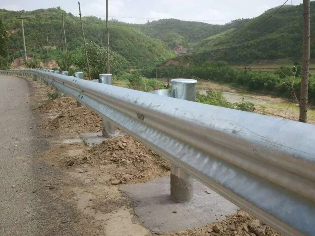 Φώτης Αυγουστάτος: Επιτακτική η ανάγκη τοποθέτησης προστατευτικών κιγκλιδωμάτων στο δρόμο Αργοστόλι -Πόρος