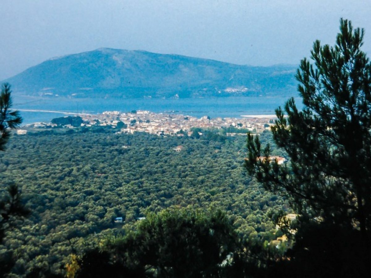 Φωτογραφίες του παραλιακού μετώπου της  πόλης της Λευκάδας,  1980 – 1990  σε slideshow