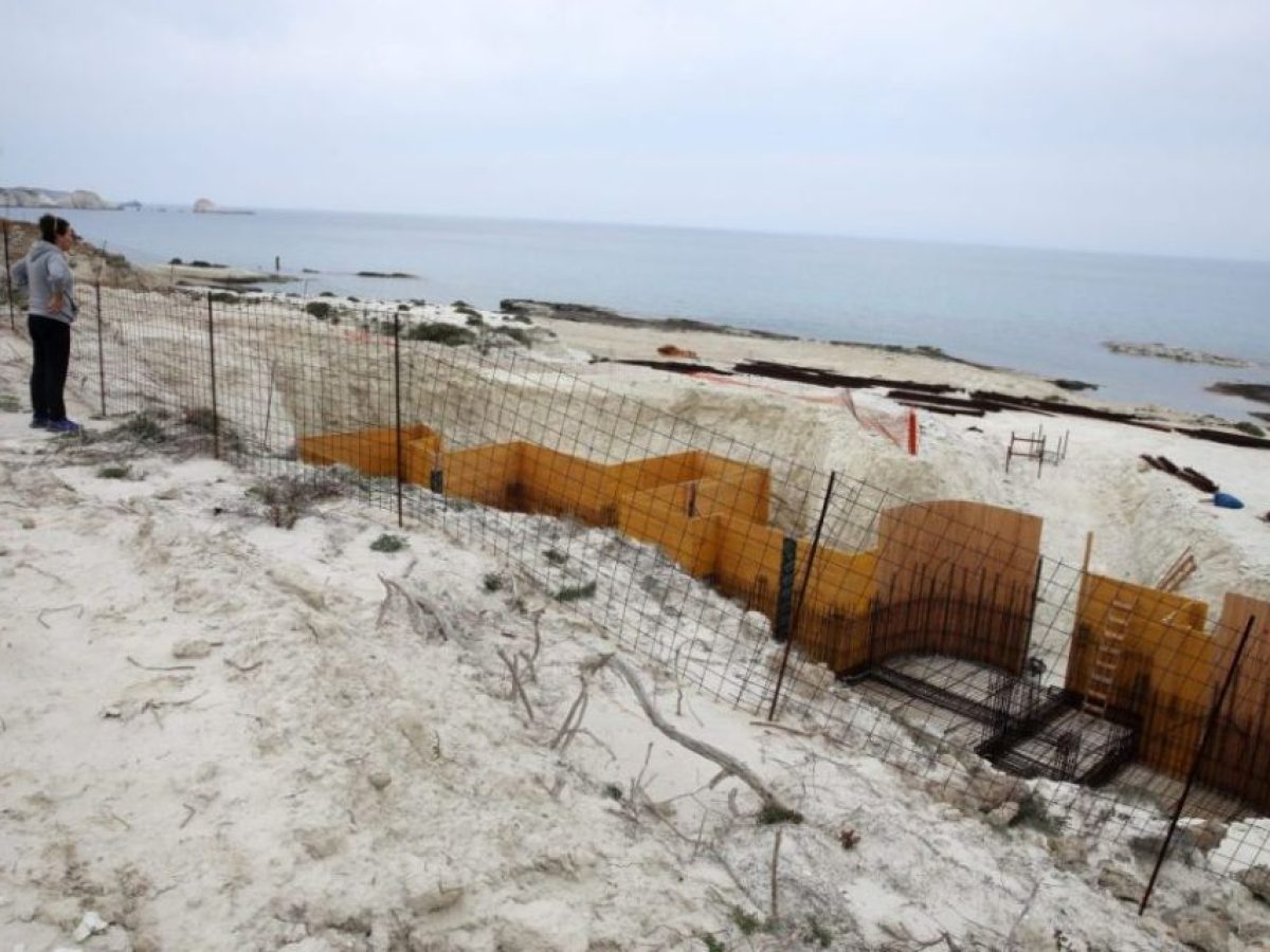 «Φρένο» από το ΣτΕ στην επέκταση ξενοδοχείου στη Μήλο – Μερική αναστολή εργασιών στον Μύτακα