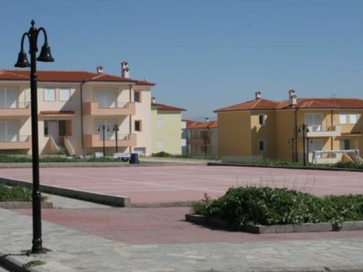 Γ. Πούλου: “Οκτώ και πλέον χρόνια καθυστερεί η παράδοση εργατικών κατοικιών στη Θήβα”