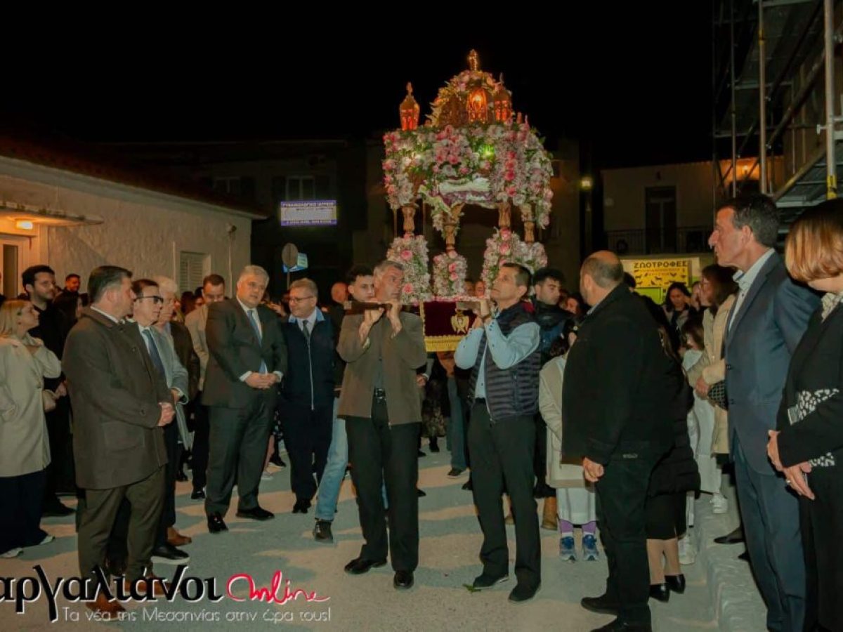 Γαργαλιάνοι: Σε κλίμα βαθιάς κατάνυξης η συνάντηση των Επιταφίων στην κεντρική πλατεία [εικόνες – βίντεο]