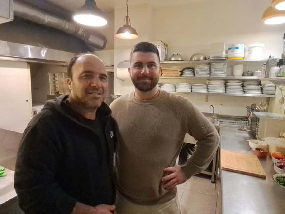 Γεύσεις θάλασσας για την Κυριακή των Βαΐων: “Στο Τσιπουράδικο” στην κεντρική πλατεία Καλύμνου με πλούσιο μενού (video)