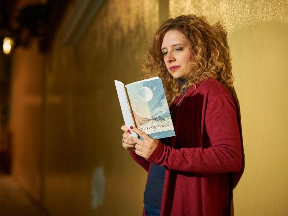 Γεωργία Λαμπάρα: Χρέος του ποιητή είναι να κρατά την πόρτα ανοιχτή στο θεϊκό κομμάτι του ανθρώπου-Συνέντευξη στην Ειρήνη Ντάλα