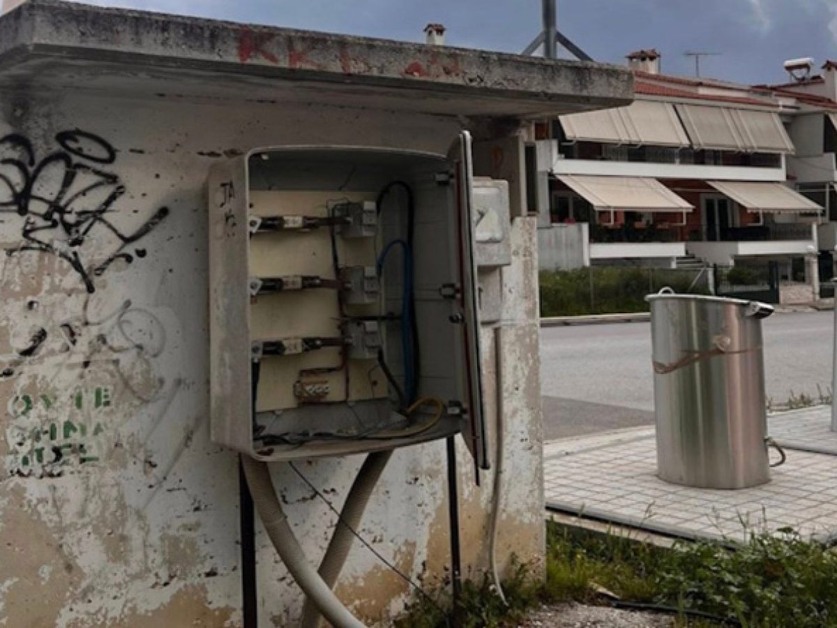 Γέρακας: Κίνδυνος για την ασφάλεια των παιδιών από εκτεθειμένο ηλεκτρολογικό πίνακα στο κολυμβητήριο!