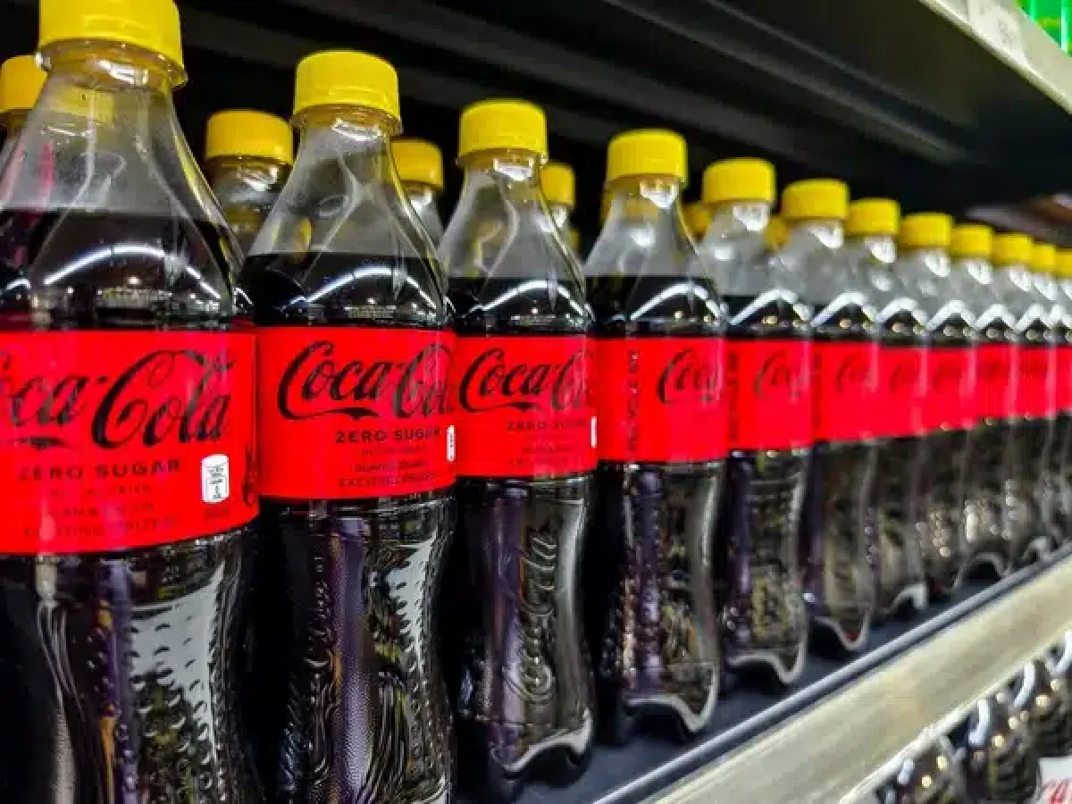 Γιατί εμφανίστηκαν ξανά τα κίτρινα καπάκια στην Coca Cola – Ποιος ο συμβολισμός τους