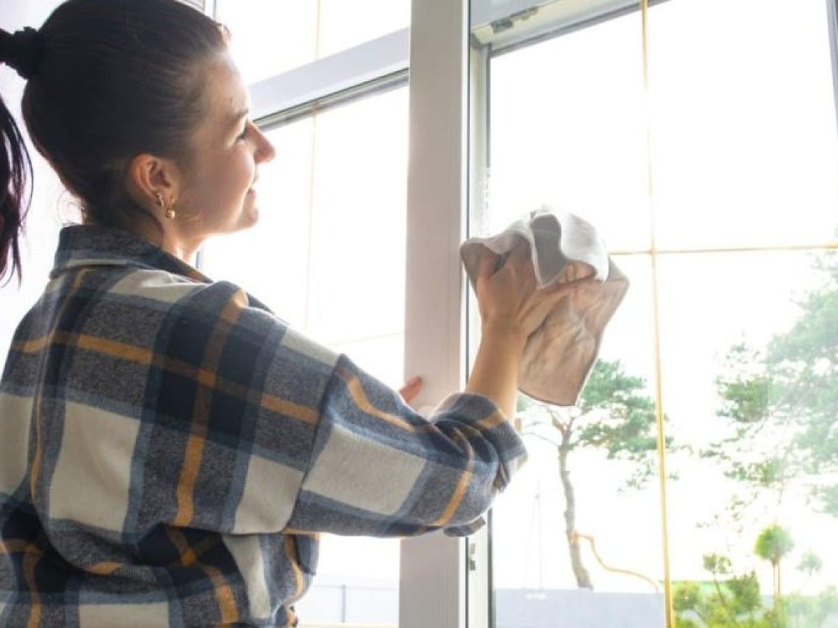 Γιατί τα τζάμια σας κρατούν σημάδια παρά το καθάρισμα – Πώς να το διορθώσετε