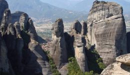 gineka-epese-apo-ta-meteora