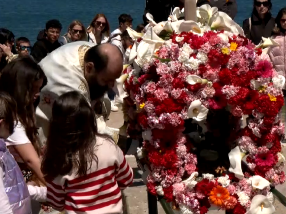 Γύθειο: Με κατάνυξη η περιφορά του Επιταφίου στο ιστορικό νησάκι Κρανάη- Μικρά παιδιά τον στολίζουν και κάνουν την περιφορά