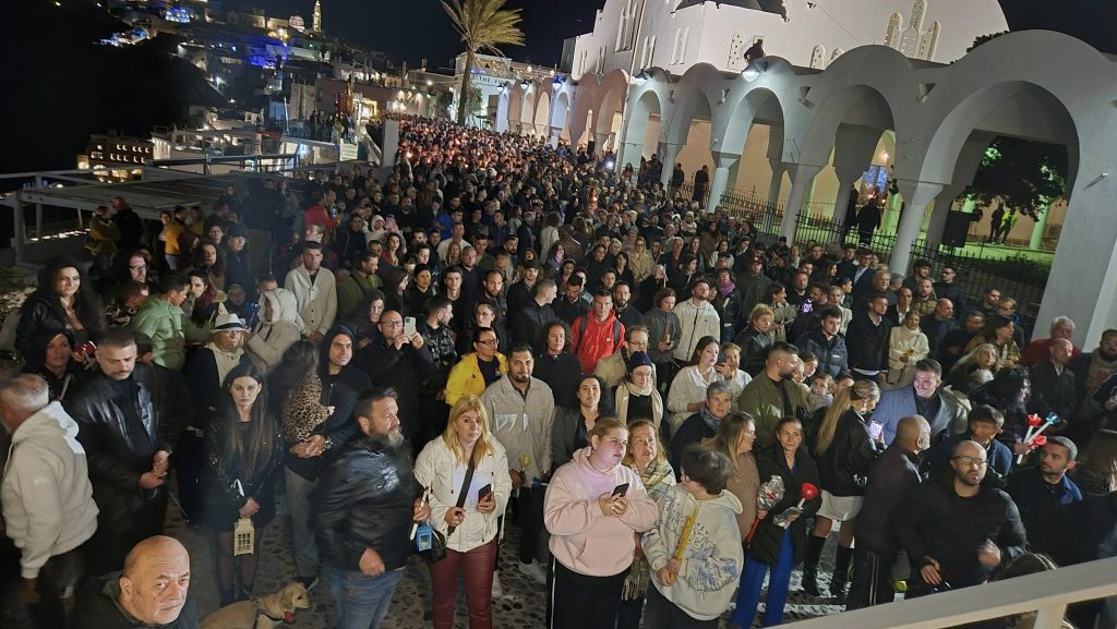 i-&Alpha;nastasi-sta-fira-santorinis