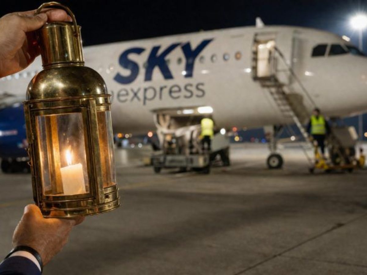 Η SKY Express ανακοίνωσε πως θα αναλάβει με προγραμματισμένες πτήσεις της τη μεταφορά του Αγίου Φωτός σε επτά προορισμούς της χώρας, συγκεκριμένα σε Αλεξανδρούπολη, Ηράκλειο, Κέρκυρα, Χανιά, Μυτιλήνη, Ρόδο, Σαντορίνη