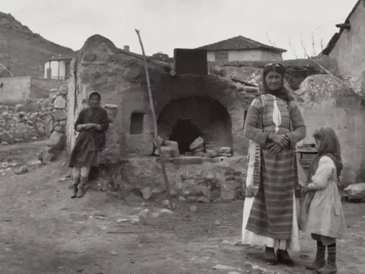 Η άγνωστη ιστορία του Αγίου Γεωργίου στην Ελευσίνα: Όταν η εκκλησία… κατέβηκε από τον λόφο με τα αρχαία