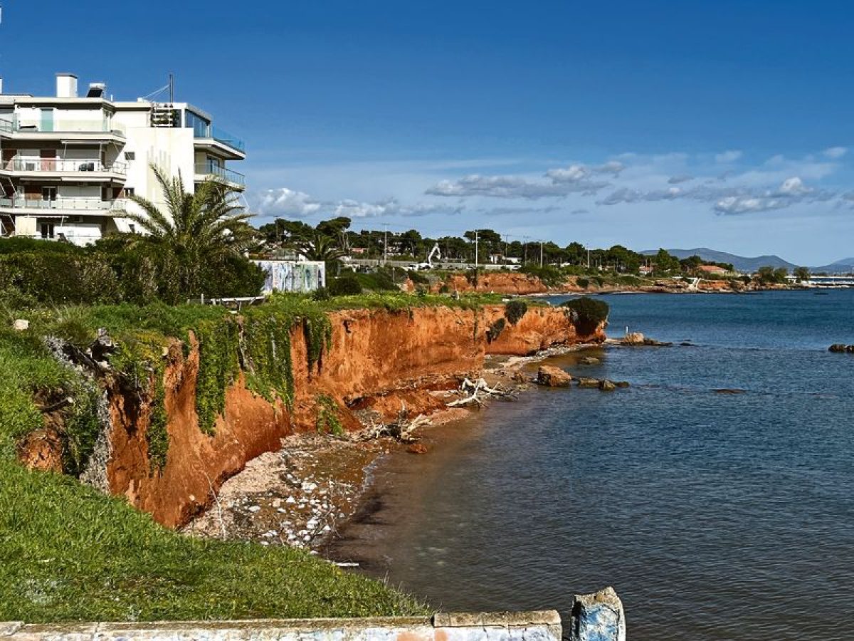 Η ακτογραμμή στο Μάτι καταρρέει – Κίνδυνος για κατοίκους κι επισκέπτες