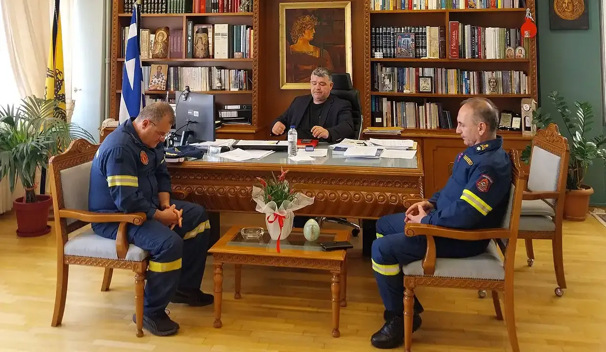 i-antipiriki-thorakisi-tis-ditikis