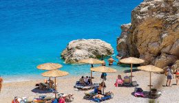 i-apokentrosi-tou-ellinikou-tourismou