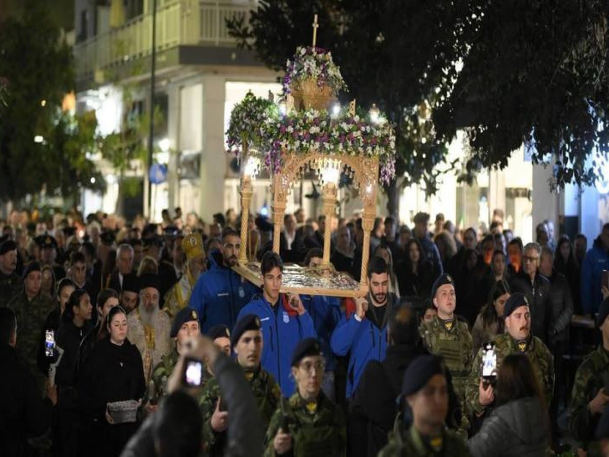 Οι αθλητές της Εθνικής πόλο ανδρών κουβάλησαν τον Επιτάφιο στον Ι.Ν. Αγίου Νικολάου στην Αλεξανδρούπολη