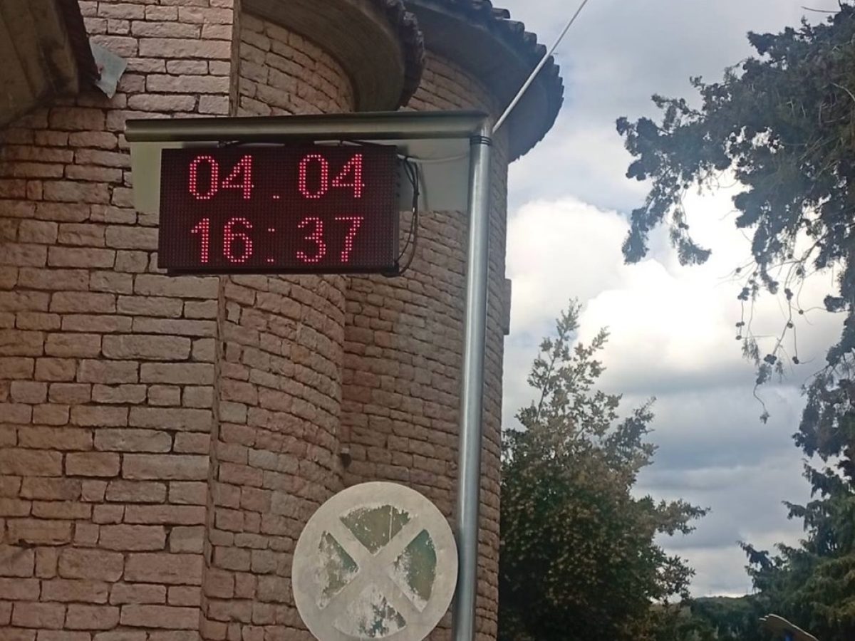 Η Αύρα απέκτησε σύγχρονο ψηφιακό ρολόι δίπλα στην εκκλησία