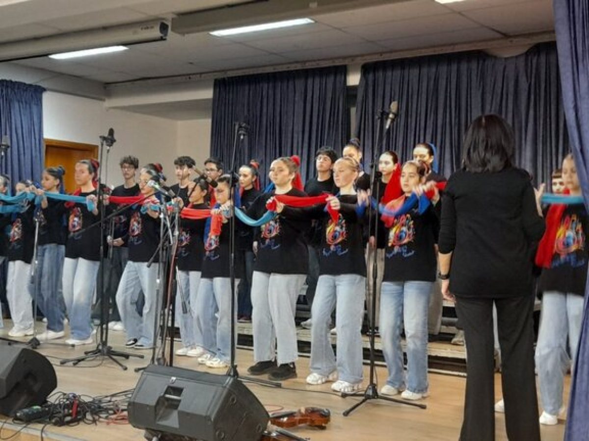 Η χορωδία του 18ου Γυμνασίου Πατρών μάγεψε στην 3η Συνάντηση Χορωδιών Κατερίνης