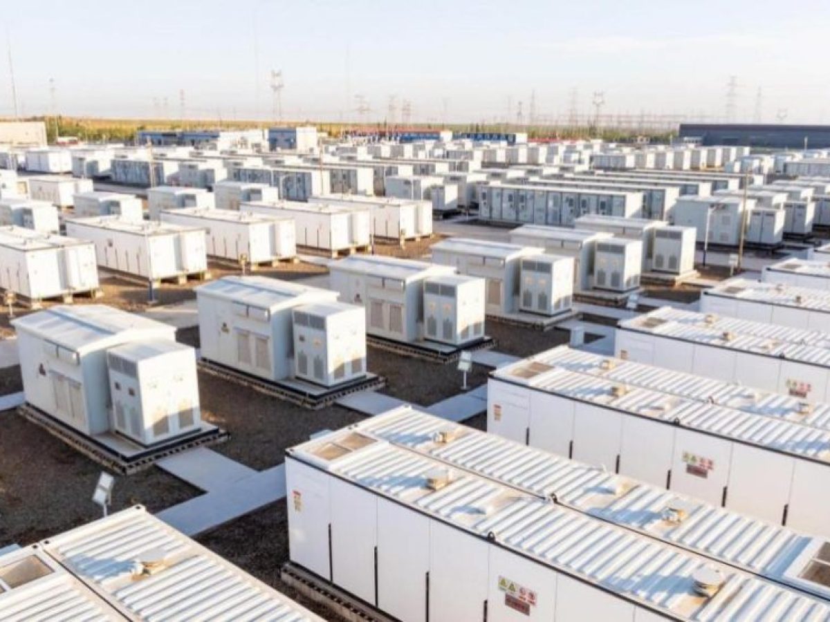 Η ενέργεια αλλάζει ώρα: μπαταρίες και «έξυπνα» τιμολόγια γράφουν το νέο παιχνίδι στην Ελλάδα