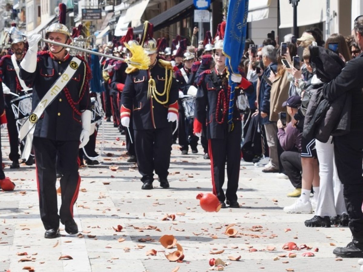Η Λευκάδα γιορτάζει την Πρώτη Ανάσταση με το έθιμο «Το κομμάτι»