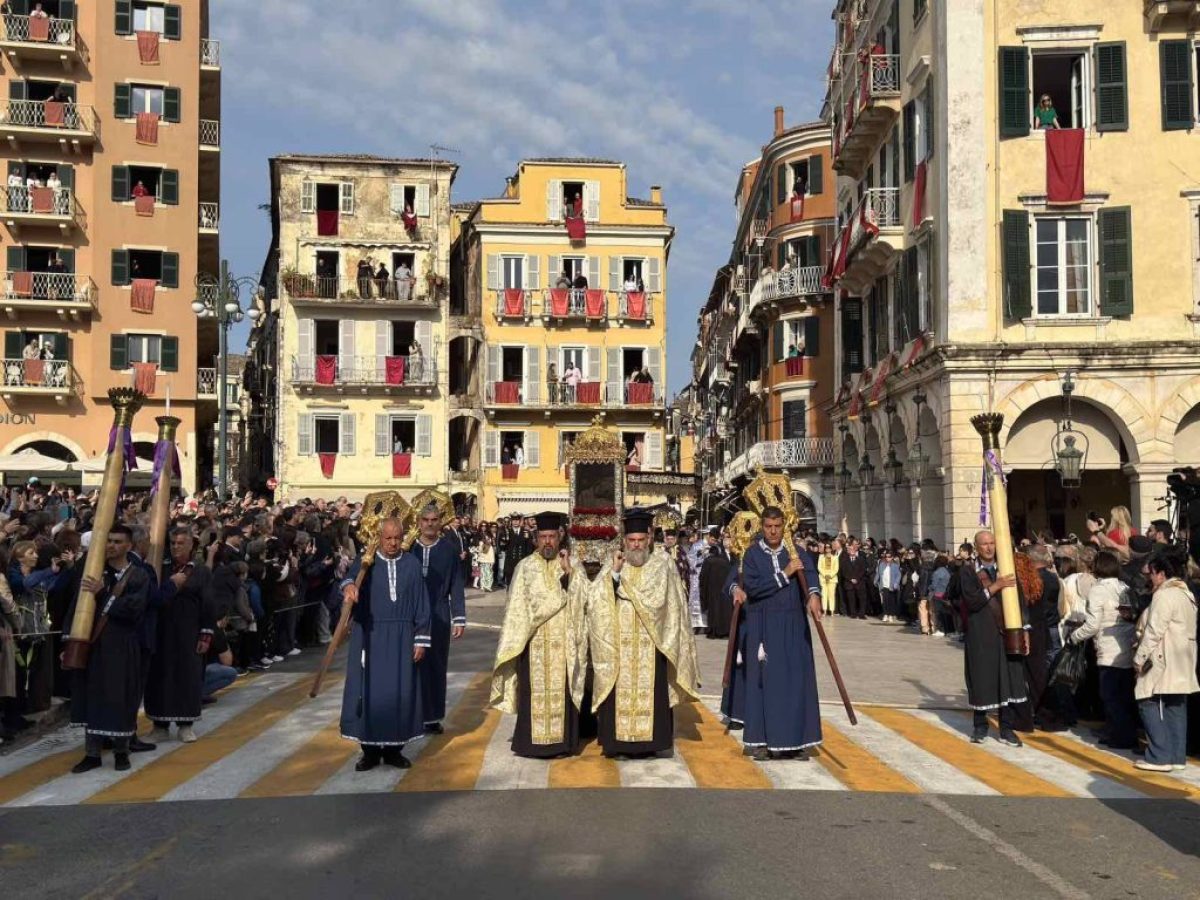 Η λιτανεία του επιταφίου και του Ιερού Λειψάνου του Αγίου Σπυρίδωνος στην Κέρκυρα