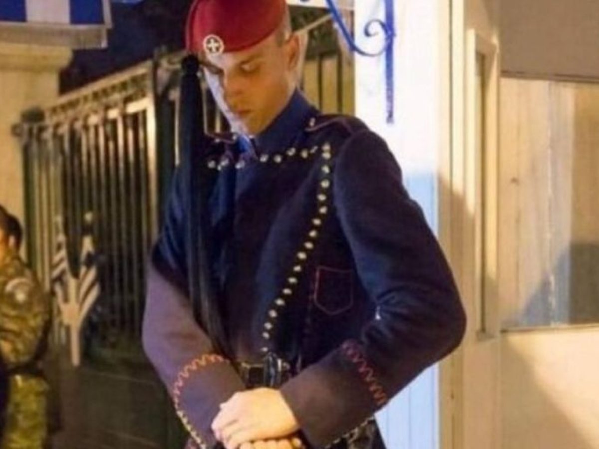 Η μία και μοναδική στιγμή που ο Εύζωνας σκύβει το κεφάλι και γυρνάει το όπλο ανάποδα