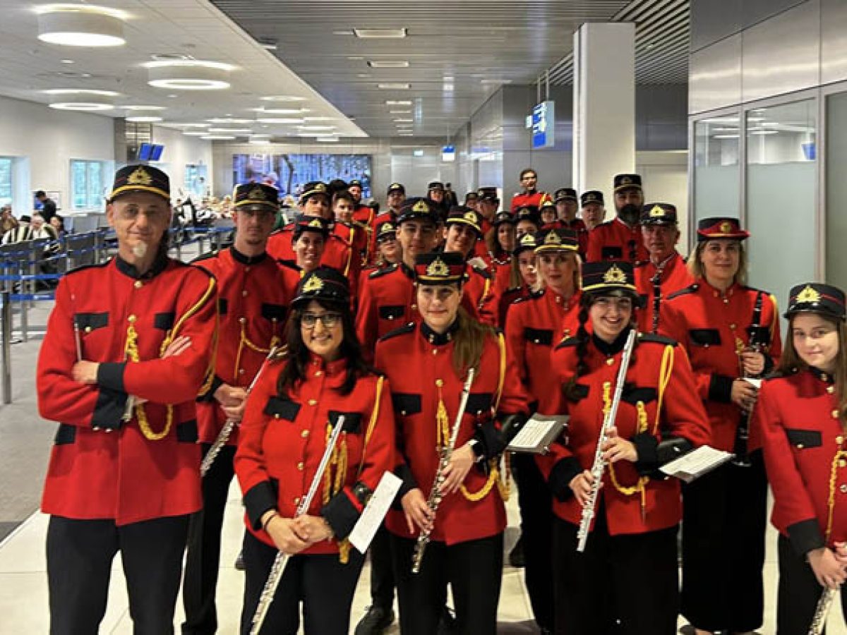 Η Μουσική Φιλαρμονική Μαρκοπούλου στην παραλαβή του Αγίου Φωτός