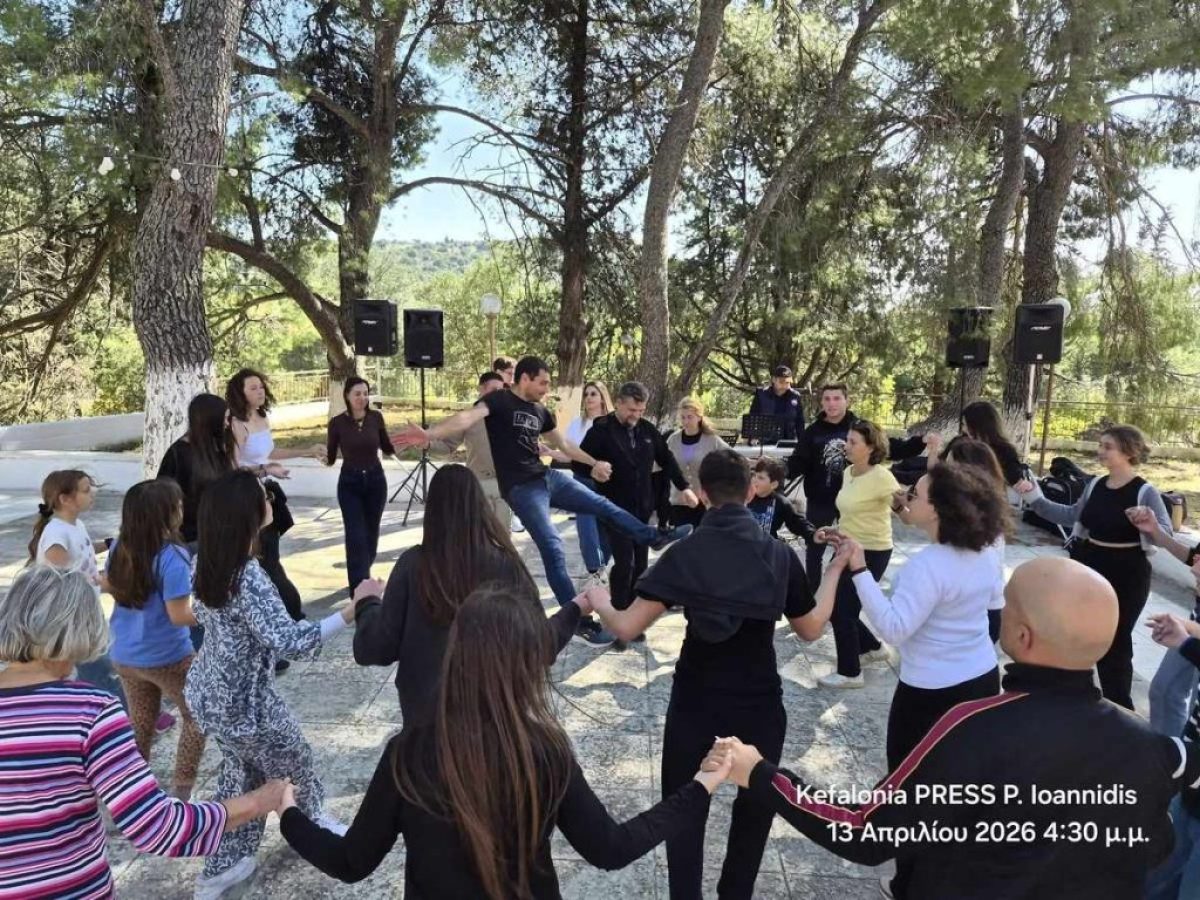 Η Νιά Δευτέρα κράτησε ζωντανό το κέφι στα Φαρακλάτα: Χορός, τραγούδι με Μάκη Παπά και νέοι που τίμησαν το έθιμο