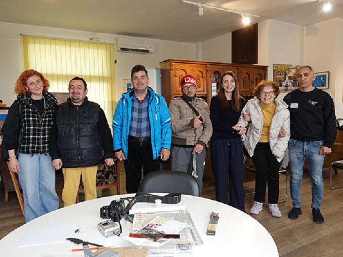 Οι ωφελούμενοι του Κέντρου Κοινωνικής Στήριξης επισκέφθηκαν τις ΕΙΔΗΣΕΙΣ και γνώρισαν τον κόσμο της δημοσιογραφίας