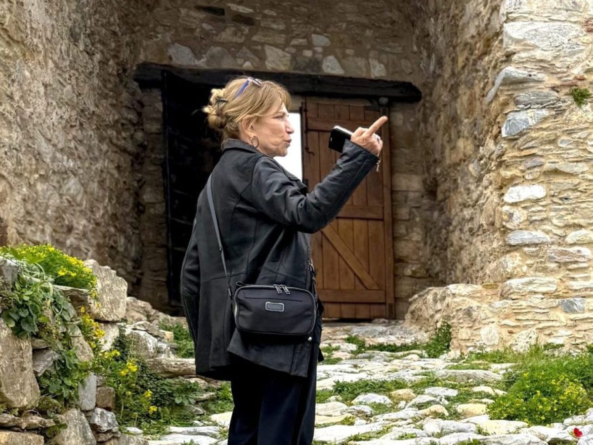 Η Όλια Λαζαρίδου φέρνει τα «Άνθη του Γιαλού» στο Κάστρο της Σκιάθου