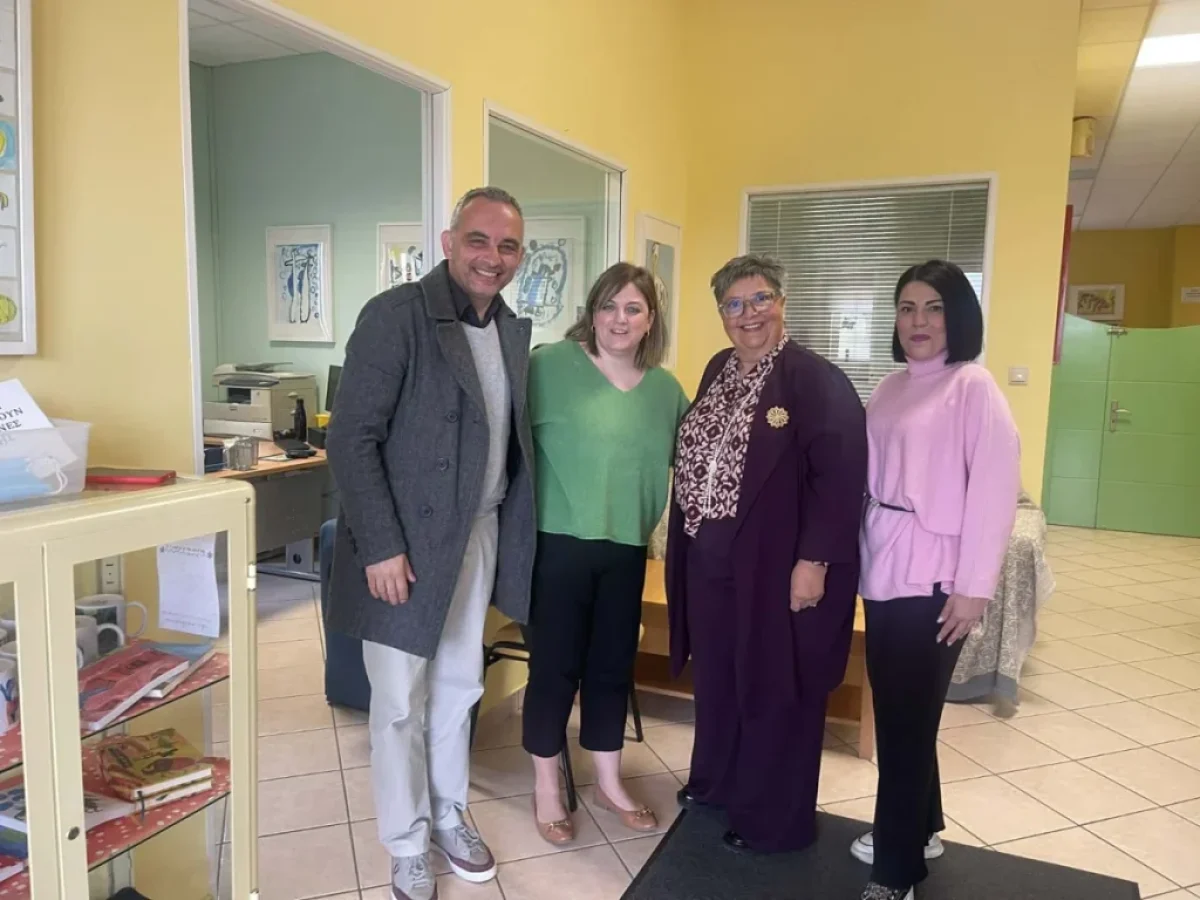 Η Ομάδα Χειροτεχνίας του ΚΑΠΗ Μαρκοπούλου προσέφερε δωρεά στο Κέντρο Ημέρας της «Ανοιχτής Αγκαλιάς»