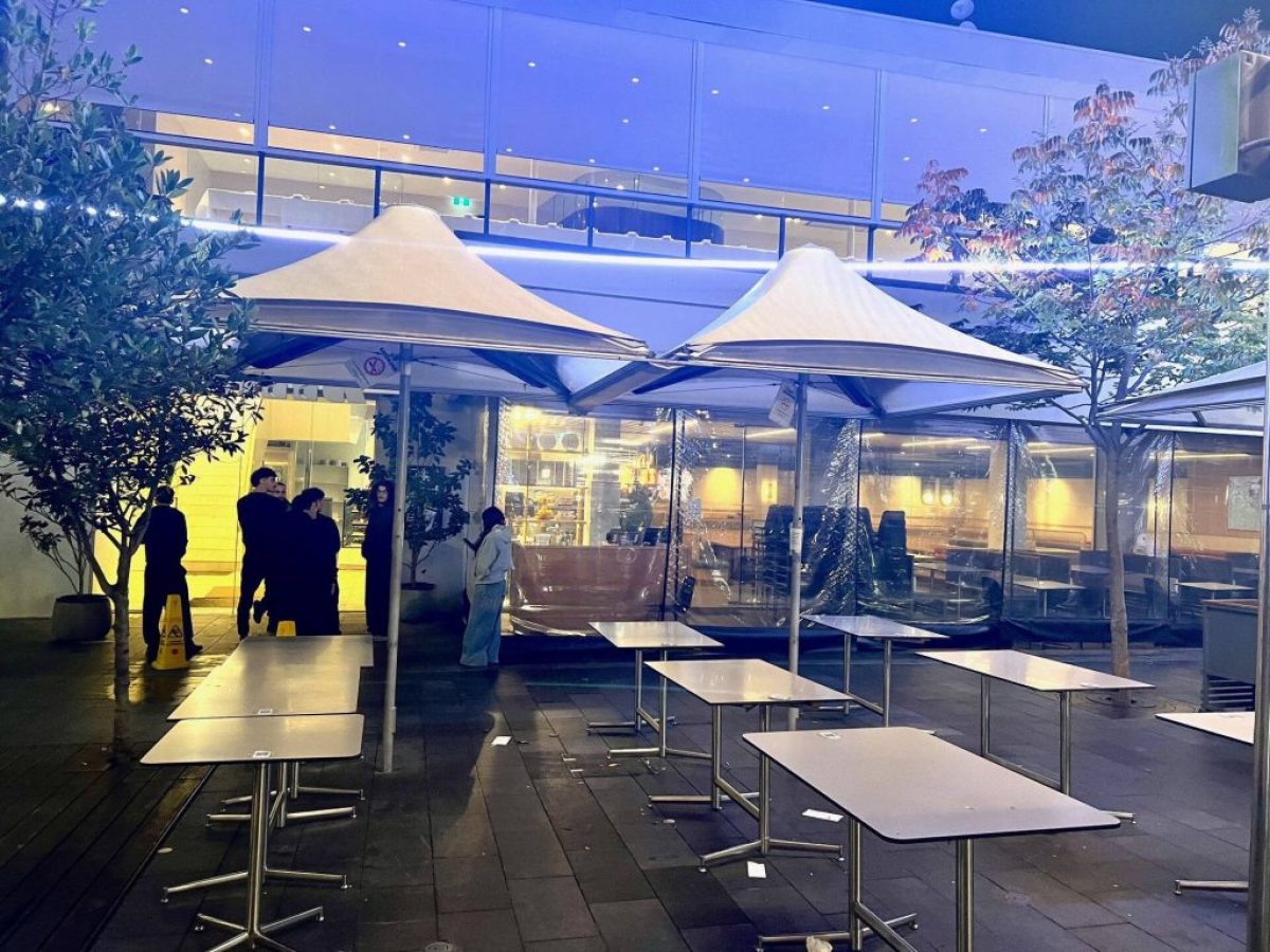 Οι ομογενείς στηρίζουν το Eaton Mall μετά την αιματηρή επίθεση στην «ελληνική καρδιά» της Μελβούρνης