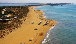 i-paralia-chalikouna-stis