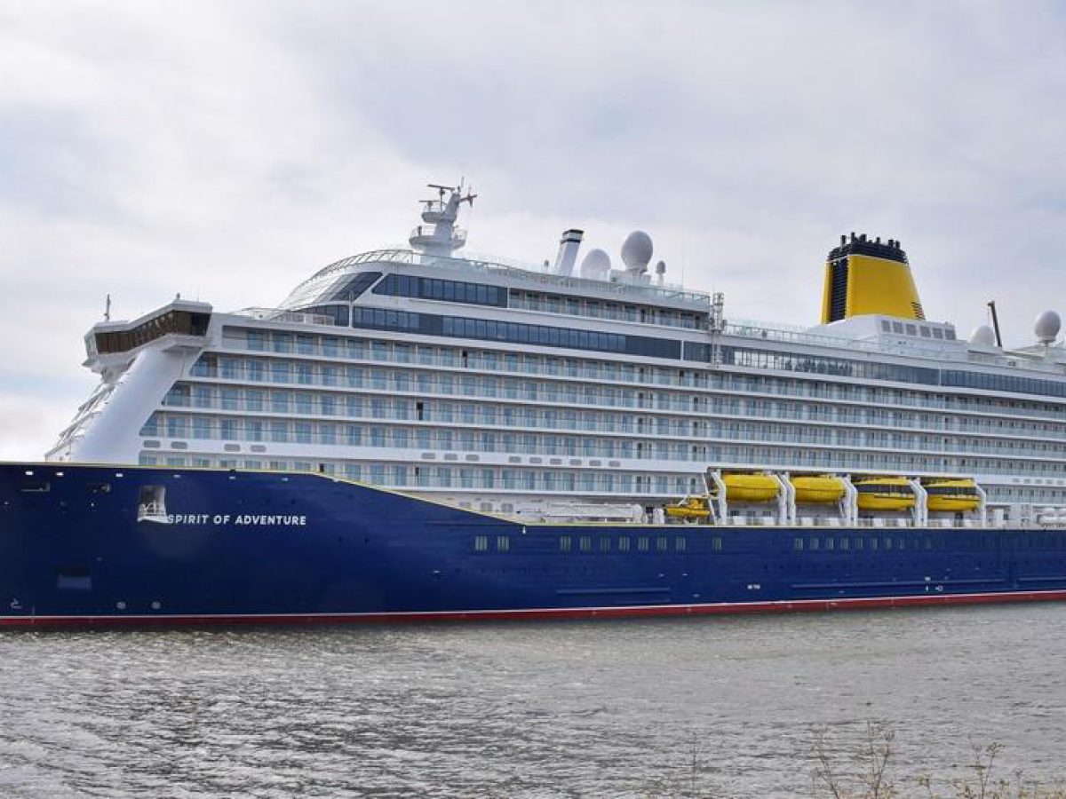 Η Σύρος υποδέχθηκε το κρουαζιερόπλοιο Spirit of Adventure της Saga Cruises