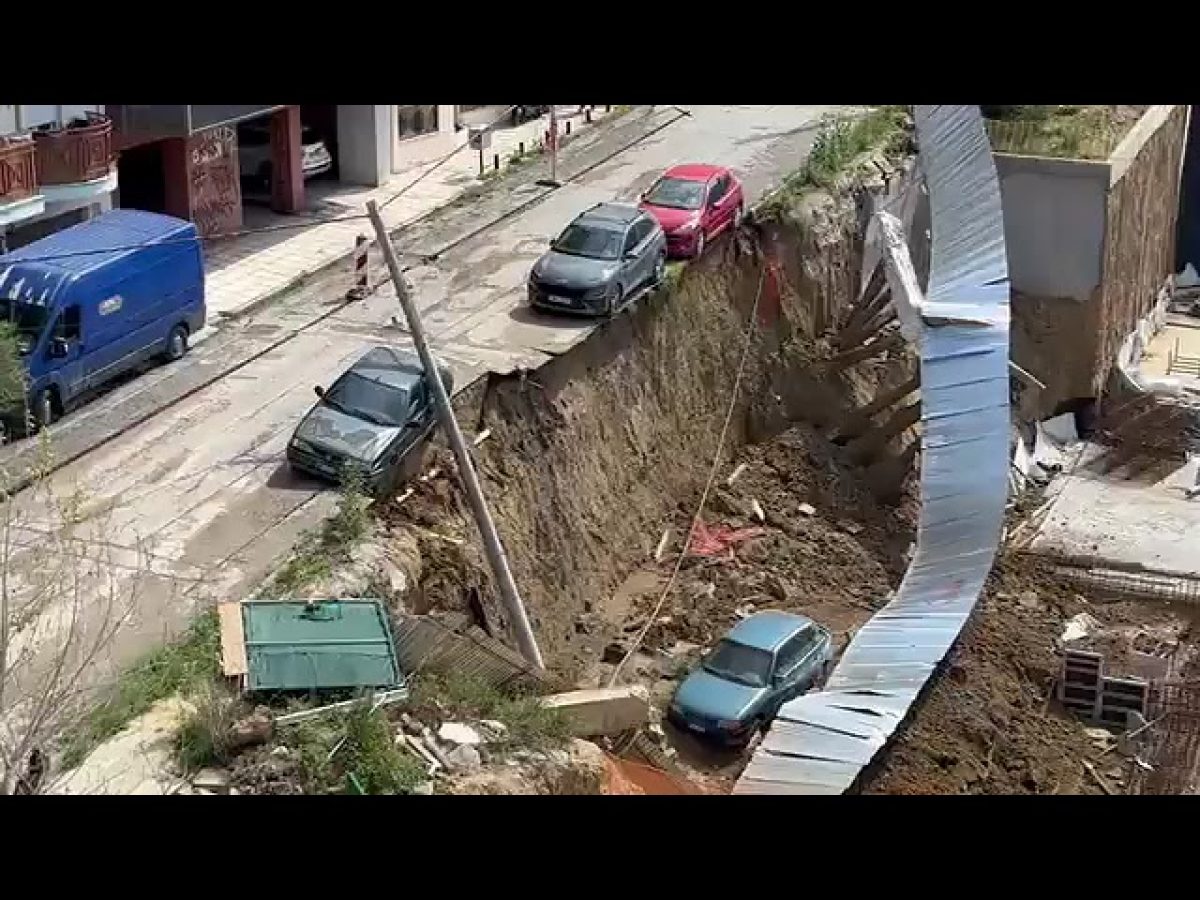 Η στιγμή που αυτοκίνητο πέφτει στο κενό στη Θεσσαλονίκη επειδή υποχώρησε τοιχίο, δείτε βίντεο